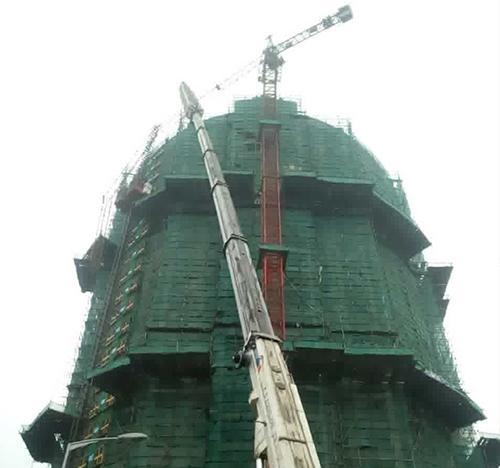 宝清吊车在工地上作业